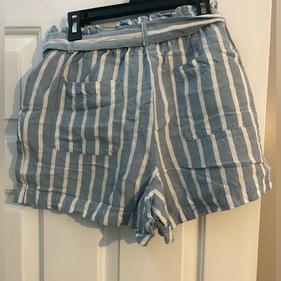 small striped shorts with belt - Picture 2 of 2